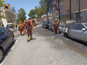 Incendio de 3 coches aparcados en la calle en Torrent